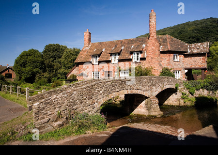 Malerische 15. Pack horse Brücke Aller Brook bei Allerford in Exmoor National Park North Devon erstreckt sich Stockfoto