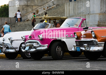 Vintage American Taxis im Paseo del Prado; Havanna, Kuba Stockfoto