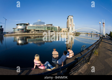 Vier Jugendliche in der Nähe von Millennium Bridge über den Manchester Ship Canal und Lowry Art Centre Salford Quays Manchester Stockfoto