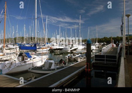 Yachten aufgereiht entlang Ponton in Marina am Fluss Hamble, Southampton, UK Stockfoto