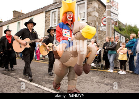 Creetown Country Music Festival Teil der Gaelforce Künste und Unterhaltung Festival Prozession der Cowboys und Sänger auf Straße Stockfoto