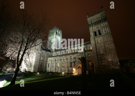 City of Durham, England. Nacht mit Blick auf die Kathedrale von Durham Flutlicht. Stockfoto