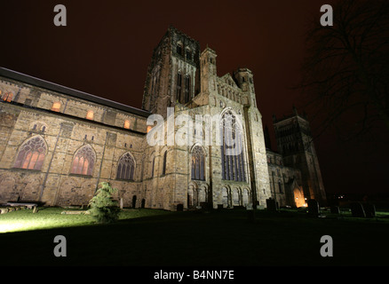 City of Durham, England. Nacht mit Blick auf die Kathedrale von Durham Flutlicht. Stockfoto