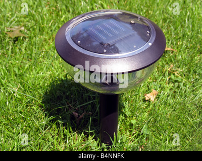 eine solarbetriebene Gartenlampe Stockfoto