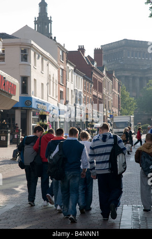 junge Männer gehen in Friargate einer der wichtigsten Fußgängerzone Einkaufsstraßen in Preston Stadt Zentrum Lancashire England UK Stockfoto