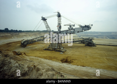 Großer Eimer Digger in der Braun-Kohle-Bergbau-Distrikt Garzweiler. Stockfoto