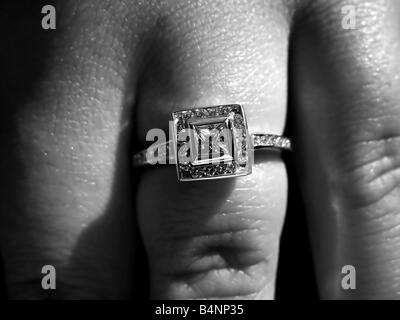 Nahaufnahme Detail einer maßgeschneiderten Prinzessin Schnitt Diamant-Verlobungsring Stockfoto