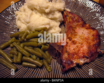 Ein leckeren Teller Gegrilltes mariniertes Schweinefleisch Koteletts, grüne Bohnen und Kartoffelpüree Stockfoto