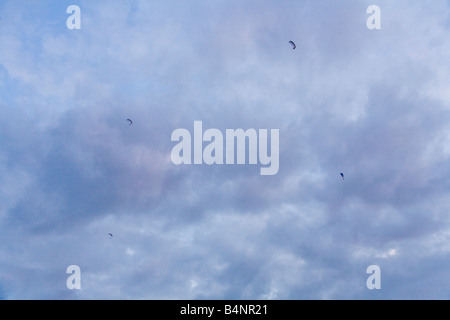 Eine Reihe von sehr hohen Microlight Flugzeug erscheint wie Punkte in den Himmel. Stockfoto