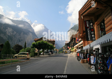 Südlich entlang der Hauptstraße in Lauterbrunnen, in der Jungfrau Region der südlichen Schweiz anzeigen. Stockfoto