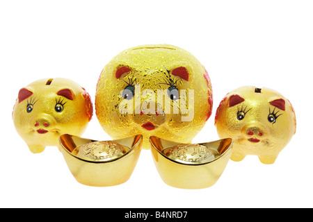 Goldene Sparschweine und Gold-Nuggets Stockfoto