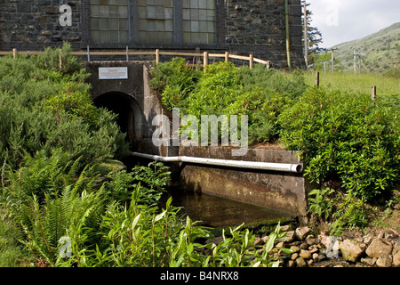 Wasser-Tail-Rennen von Cwm Dyli elektrische Wasserkraft Turbinenhalle nach der Stromerzeugung Snowdonia Stockfoto