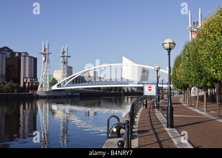 Der Millennium Bridge mit dem Imperial War Museum Salford spiegelt sich in den Manchester Ship Canal Stockfoto