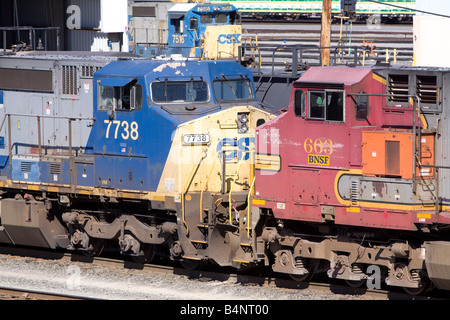 CSX und BNSF General Electric Lokomotiven abgestellt auf die CSX Selkirk Yard in Selkirk NY. Stockfoto