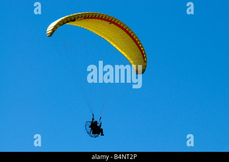 Man fliegt in einem Gas powered Kite. Stockfoto