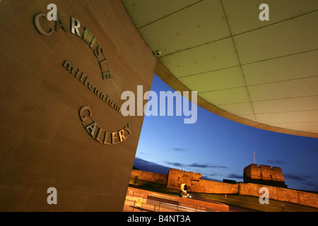 City of Carlisle, England. Nachtansicht des Eingangs Tullie House Museum & Art Gallery mit Carlisle Castle im Hintergrund. Stockfoto