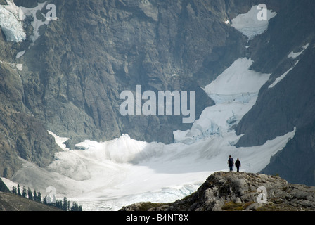 Ein paar genießen den Blick auf Mt. Shuksan von Künstler-Punkt. Stockfoto