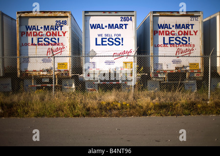 Anhänger aufgereiht für Reparatur im Walmart Anhänger Shop in Bentonville, Arkansas, Vereinigte Staaten von Amerika Stockfoto