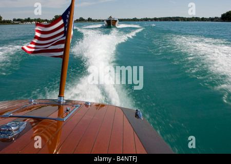 Auf der Suche nach hinten auf ein antikes Holzboot als ein zweiter folgt hinter. Stockfoto