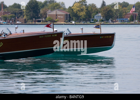 Zwei antike hölzerne Boote nebeneinander racing Stockfoto