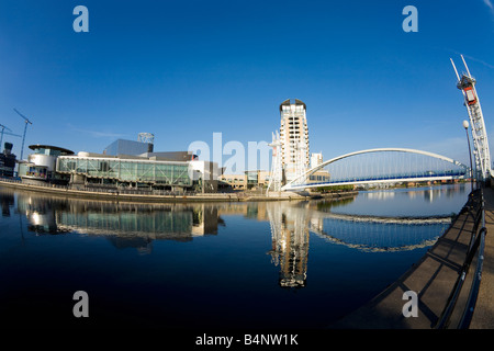 Millenium Brücke über den Manchester Ship Canal und Lowry Art Centre Salford Quays im Abendlicht Manchester Lancashire Englan Stockfoto