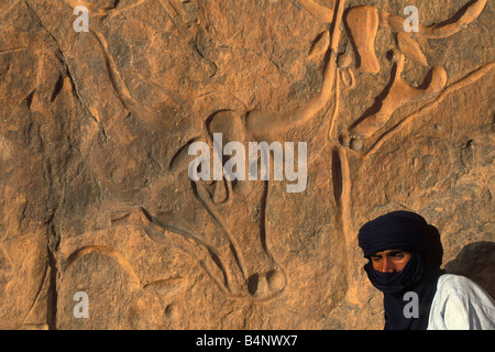Algerien in der Nähe von Djanet Mann der Tuareg Stamm Urgestein Gravur genannt die WEINENDE Kuh im Tassili n Ajjer Nationalpark Stockfoto