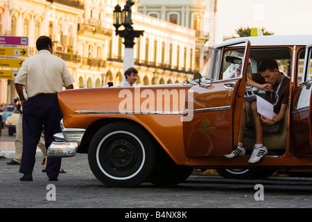 Vintage American Taxis im Paseo del Prado; Havanna, Kuba Stockfoto