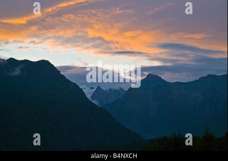 Sonnenuntergang über Gebirge rund um Mount Cook vom Fox-Gletscher, Südinsel, Neuseeland. Stockfoto