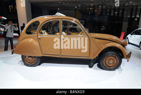 Das legendäre 2CV (Deux Chevaux) Auto vom französischen Automobilhersteller Peugeot, auf dem Display während der Internationalen Automobilausstellung in Paris statt Stockfoto