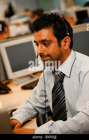 Call Center-Betreiber mit einem Kopfhörer, der Telefon-Service-Center beantworten Stockfoto