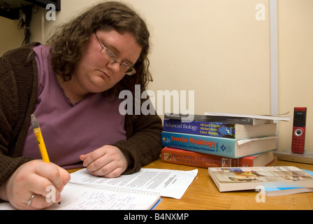 27 Jahre alte Frau mit Asthma Studium zu Hause für ein Studium in Humanbiologie, Wolverhampton UK Stockfoto