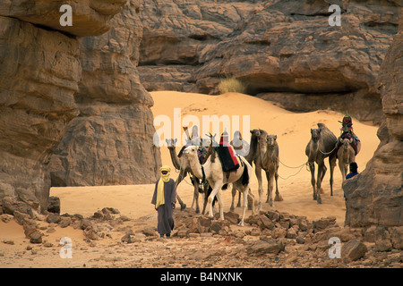 Algerien Djanet Männer der Tuareg Stamm und Sahara Kamel-Karawane Stockfoto