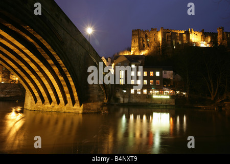 City of Durham, England. Eine Nacht mit Blick auf Framwelgate Brücke über den Fluss tragen mit Durham Castle im Hintergrund Flutlicht. Stockfoto