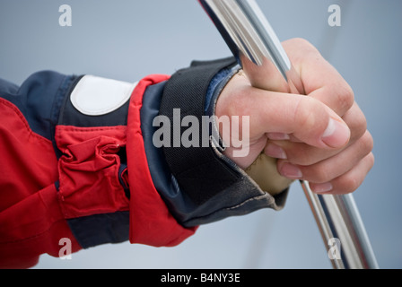 Nahaufnahme eines jungen Mannes Hand hält das Ruder einer modernen Segelyacht Stockfoto