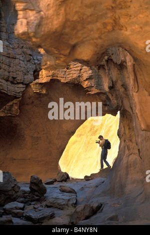 Algerien, Djanet. Nationalpark Tassili n ' Ajjer. UNESCO-Weltkulturerbe. Touristen machen Video/Film. Wüste Sahara. Stockfoto