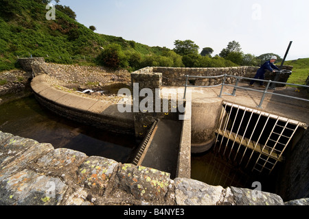 Ingenieur Anpassung Ventil am Rowlyn Wehr und dam die Teil des Wasser Flow Management Dolgarrog hydro Systems in der Nähe von Conwy, Stockfoto