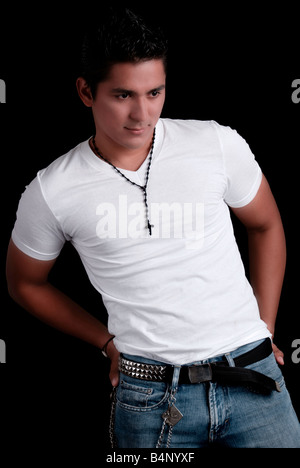 Studio Aufnahme einer Getönten jungen Mann mit einem weißen T-Shirt und Blue Jeans, über einen schwarzen Hintergrund Stockfoto