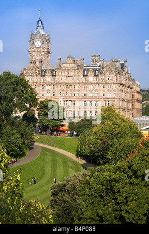 Princes Street Gardens und das Balmoral Hotel, City of Edinburgh, Schottland. Stockfoto