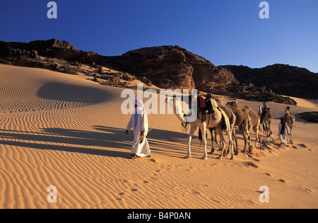 Algerien in der Nähe von Djanet Mann der Tuareg Stamm und Kamel-Karawane Wüste Sahara Stockfoto