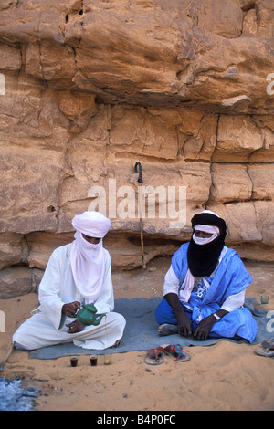 Algerien Djanet Männer der Tuareg Stamm machen Tee Sahara Wüste Stockfoto