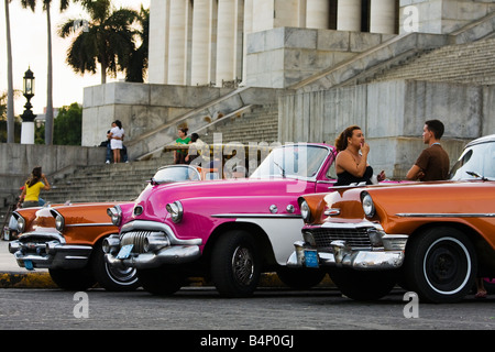 Vintage American Taxis im Paseo del Prado Stockfoto