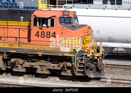 Eine BNSF General Electric Diesellok auf einem Güterzug. Stockfoto
