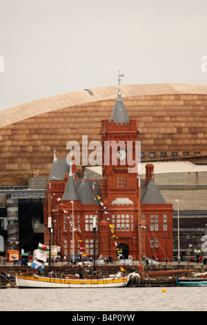 Das Pierhead Gebäude in Cardiff Bay, mit das Wales Millennium Centre hinter, Wales, Großbritannien Stockfoto