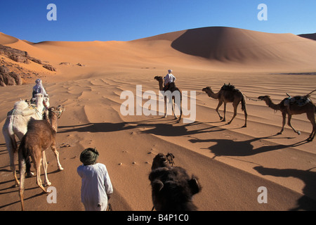 Algerien in der Nähe von Djanet Männer der Tuareg Stamm Kamel-Karawane Wüste Sahara Stockfoto