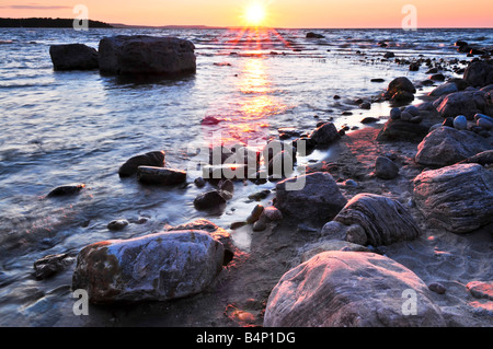 Sonnenuntergang am felsigen Ufer der Georgian Bay Kanada Awenda provincial park Stockfoto