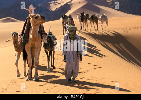 Algerien in der Nähe von Djanet Sanddünen Männer der Tuareg Stamm Kamel-Karawane Sanddünen Sahara Wüste Stockfoto