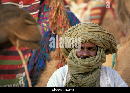 Algerien in der Nähe von Djanet Sanddünen Mann der Tuareg Stamm Wüste Sahara Stockfoto