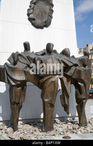 Bukarest Rumänien Europa EU Close up Bronze Skulpturen an der Basis der Revolution Denkmal auf dem Platz der Revolution Gedenkstätte für tot in der Revolution von 1989 getötet Stockfoto