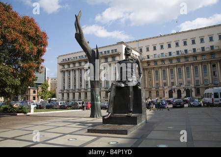 Bukarest Rumänien Europa EU-Hand und Bronze Statue von Iuliu Maniu Politiker bekannt als gebrochener Mann auf dem Platz der Revolution Piata Revolutiei entfernt Stockfoto