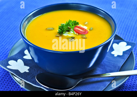 Kürbis oder Kürbis-Suppe in eine Schüssel geben Stockfoto